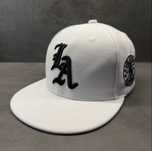 Czapka snapback LA – biała z czarnym haftem, unisex