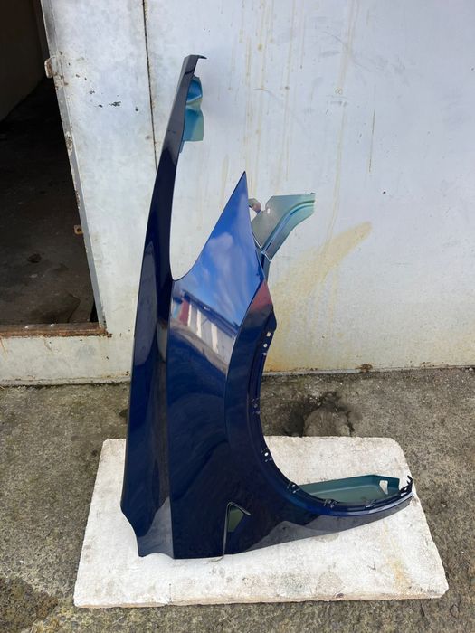 Праве крило синє Tesla Y