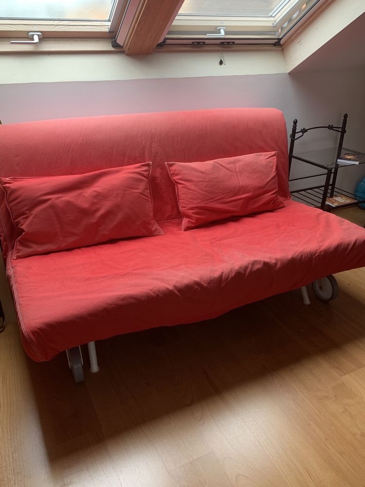 Sofa cama com duas almofadas