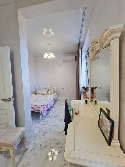 Хозяйский частный дом с гаражом на Таирова Левитана Королева