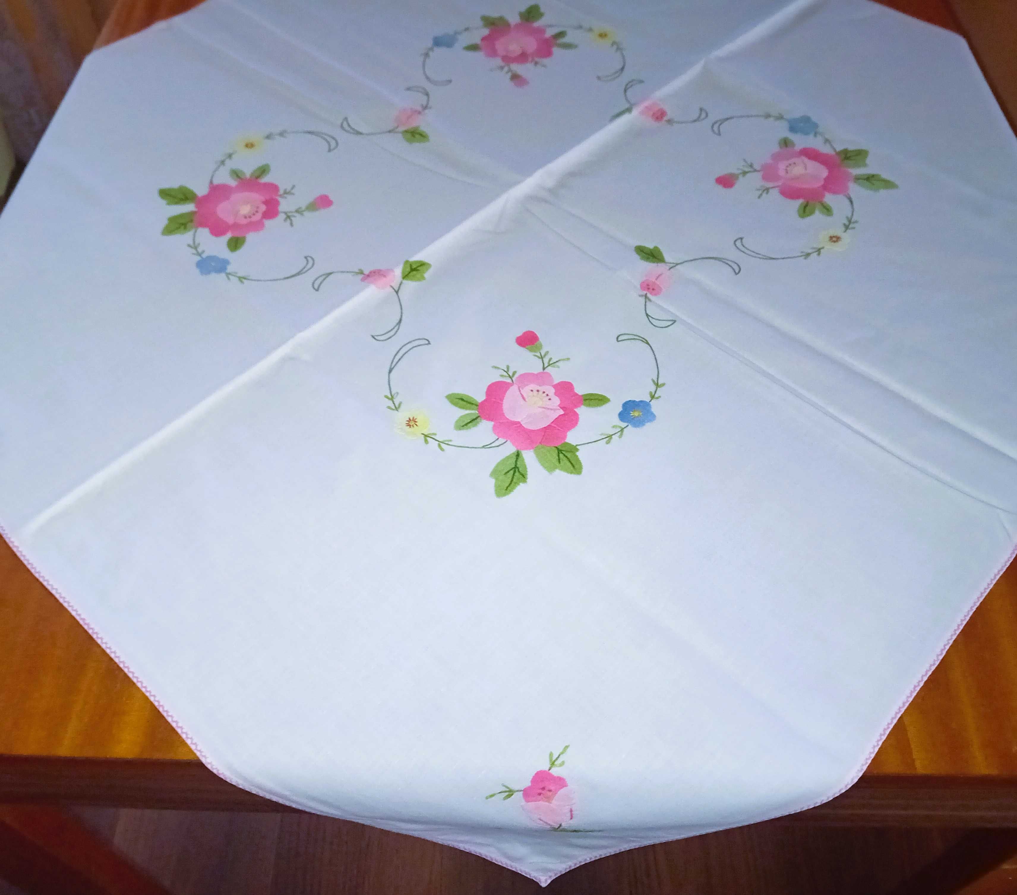bardzo ładny biały obrusek -78cm x78cm