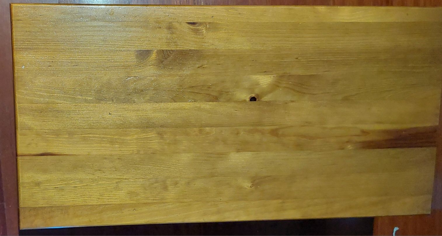 Mesa de pinho maciço.