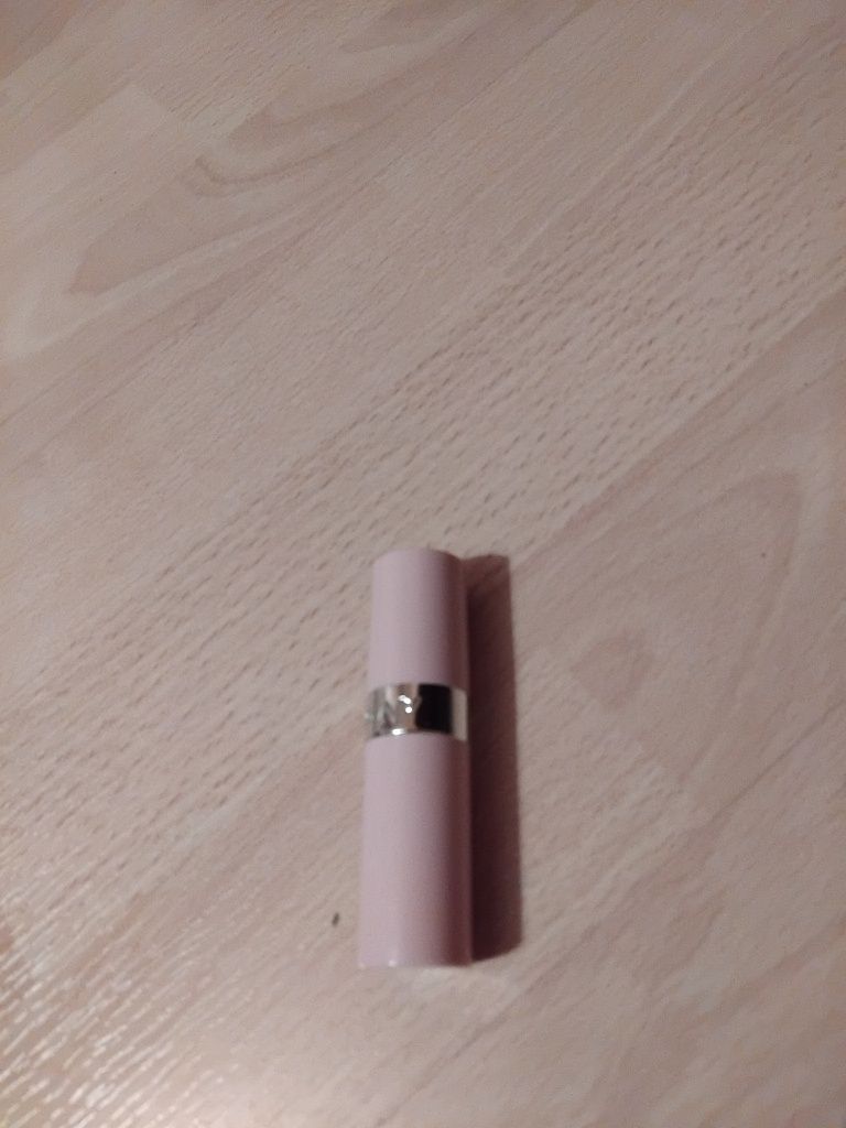 Olejek do ust Nourishing lip Oil, Avon