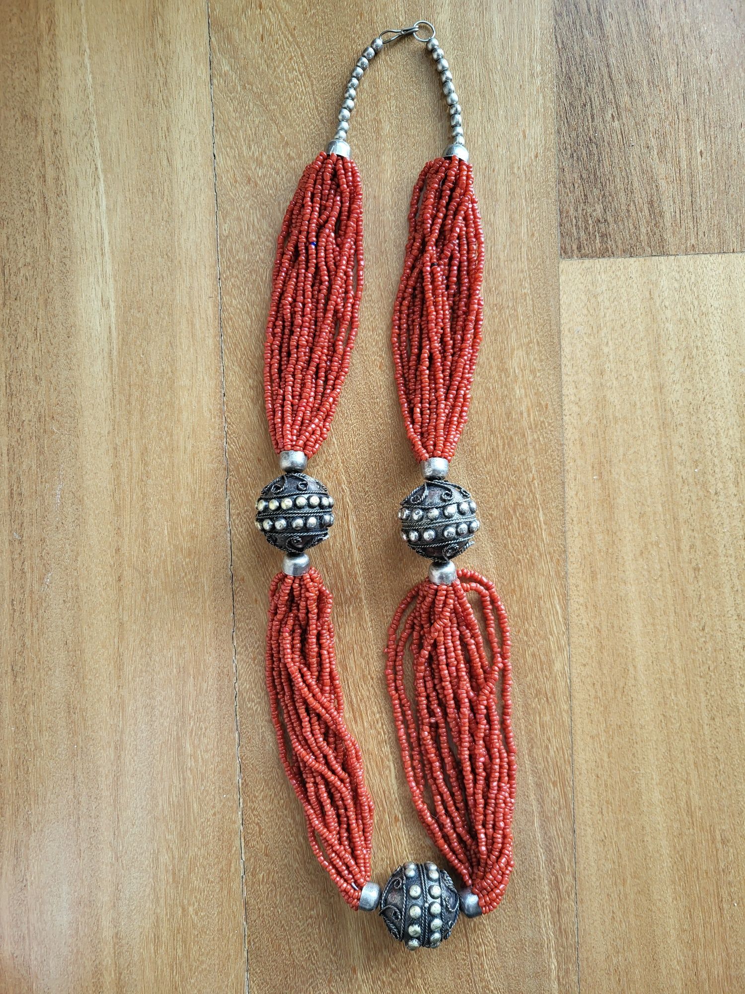 Colar Missangas Coral e Metal Boho