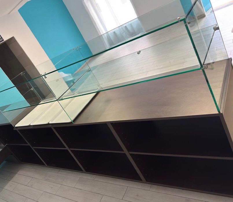 Balcão/Vitrina com arrumação como nova