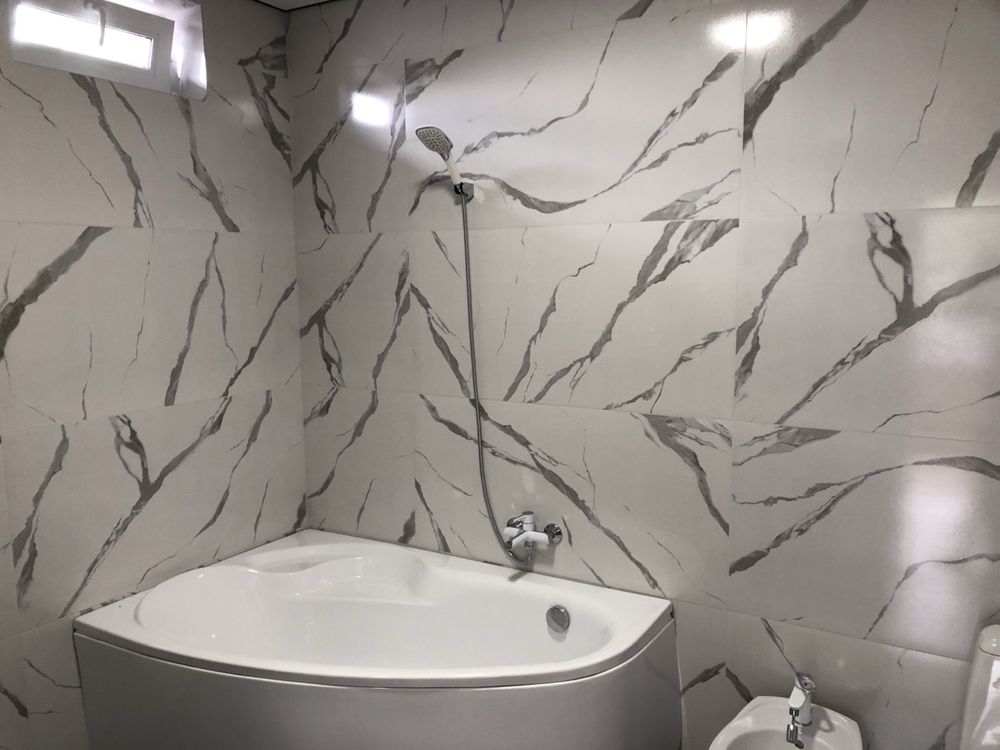 Продам будинок в районі ринку Урожай, 4 кімнати, кухня, ванна, гараж.