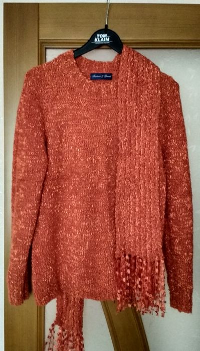 Свитер женский с шарфом .