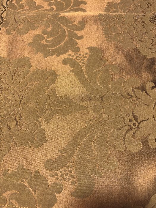 Corre-mesa e sete guardanapos iguais.