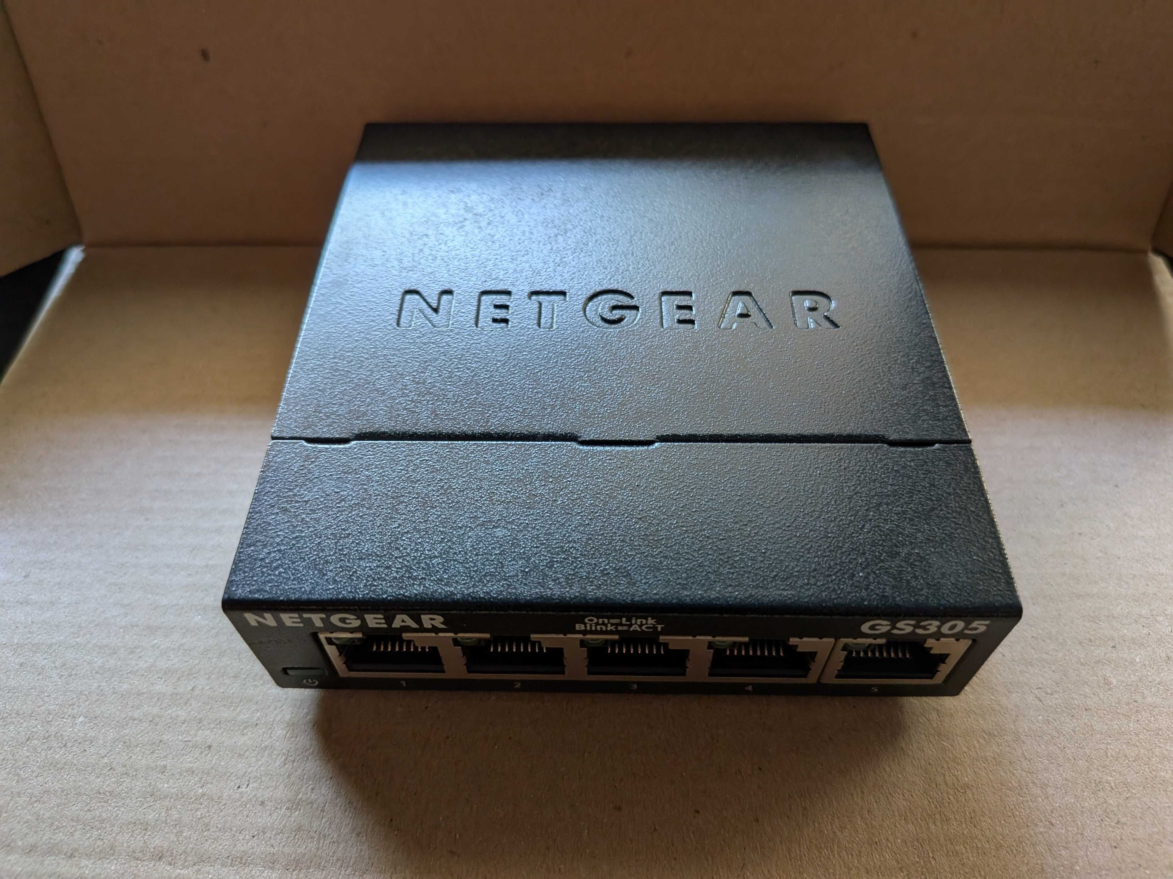 Switch/hub Netgear GS305 de metal