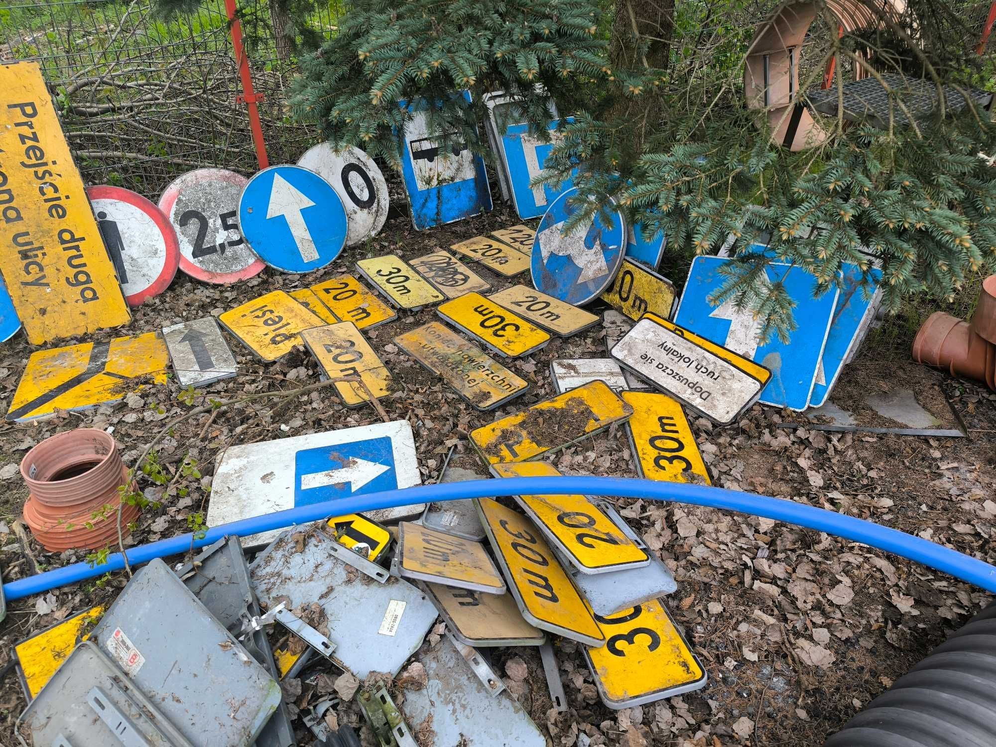 Znaki drogowe, zapory, rurki używane