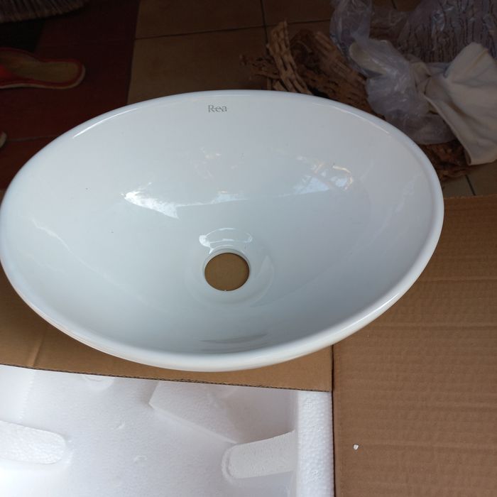 Malutka umywalka do łazienki lub WC