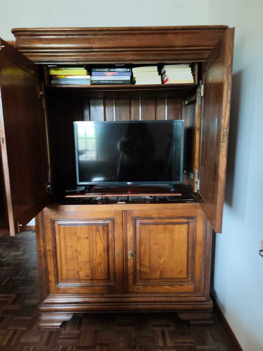 Móvel para TV com portas