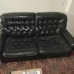 Czarna sofa, rozkładana.