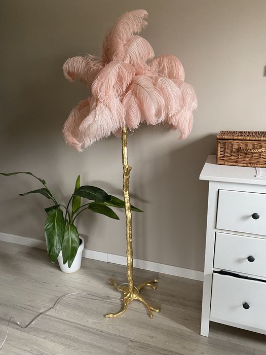 Elegancka lampa podlogowa pióra