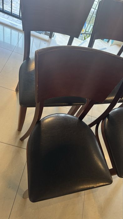 Drewniane krzesła ze skórzanym siedziskiem