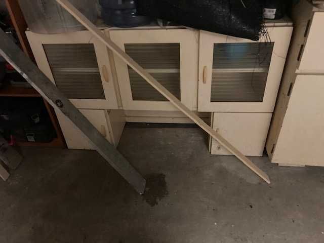 Sprzedam stary kredens kuchenny.