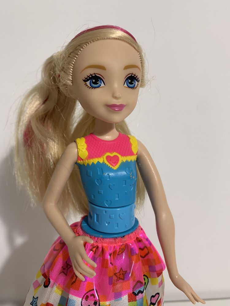 Lalka Barbie na wrotkach w świecie gier