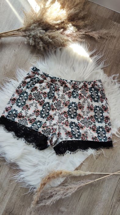 Wiskozowe szorty krótkie spodenki z koronką Boho bali 36 S