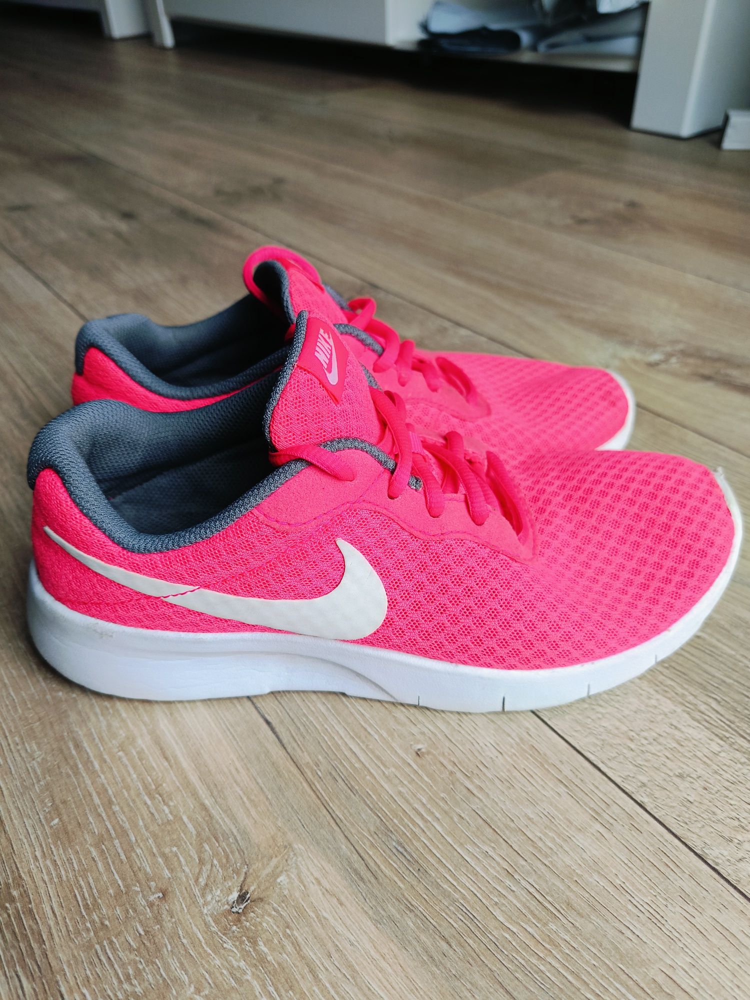 Buty Nike tanjun 38,5 neonowe różowe