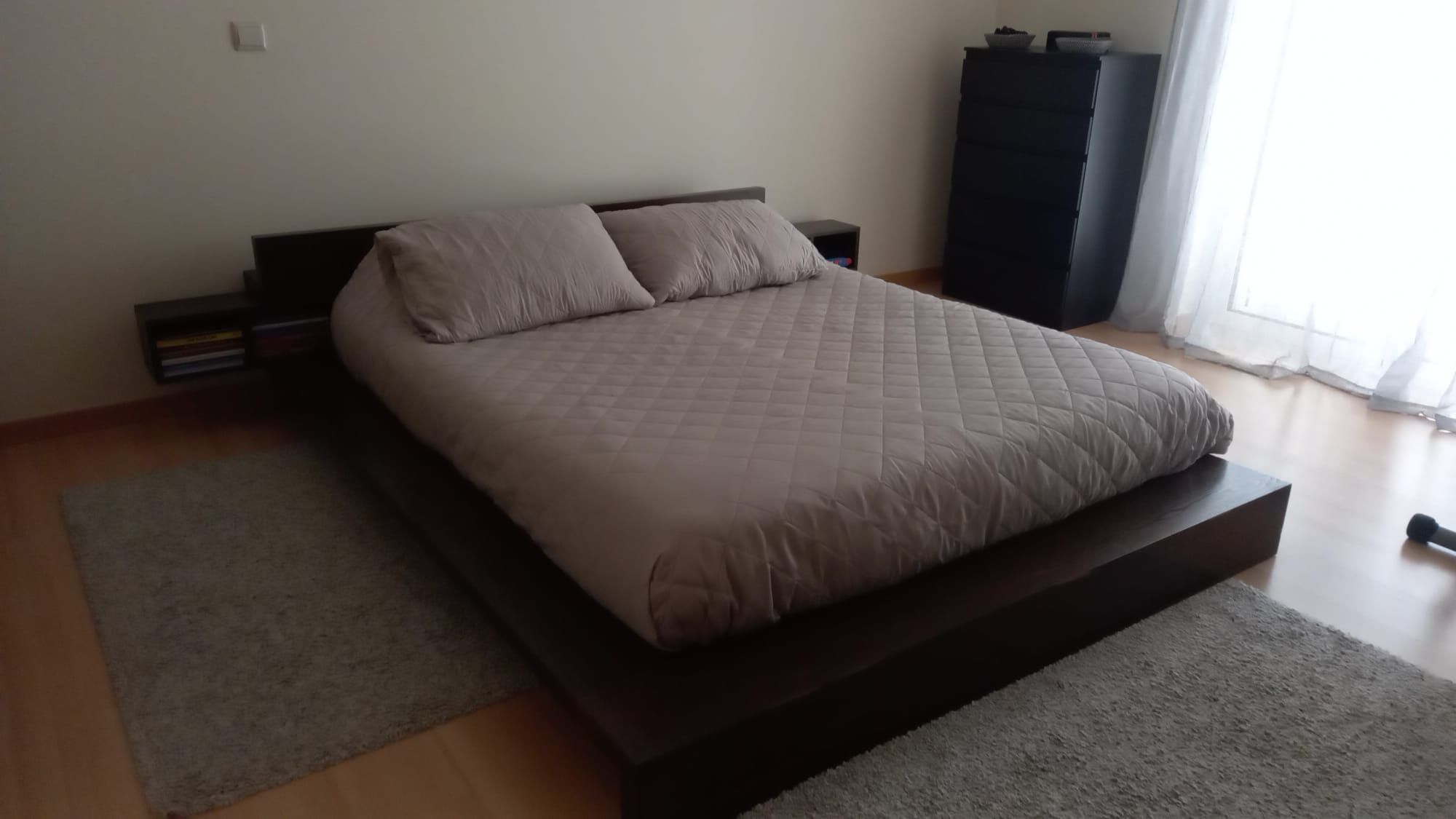 Cama casal com cabeceiras incorporadas e colchão