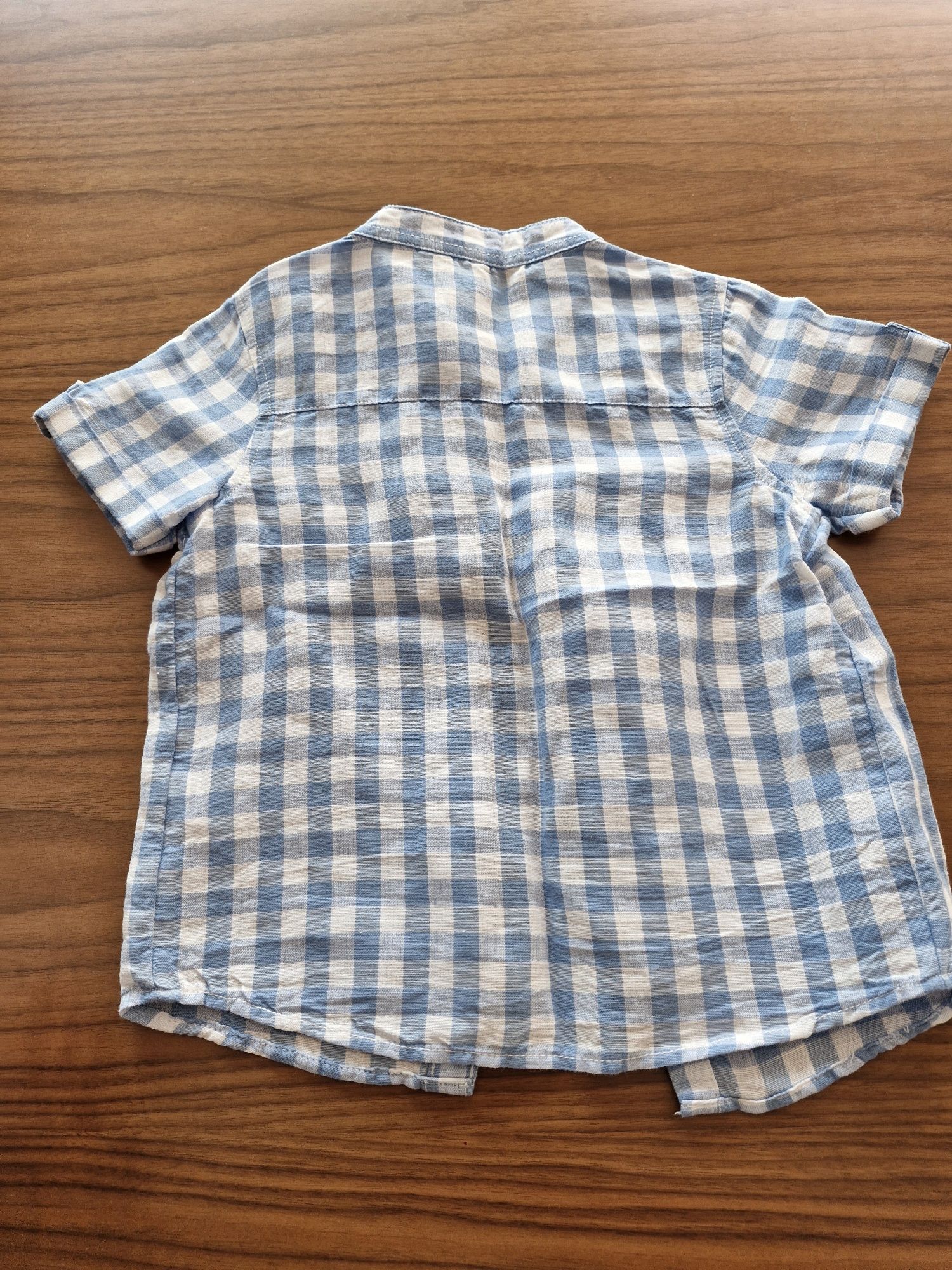 Camisa ao quadrados branco e azul manga curta_tamanho 24-26meses