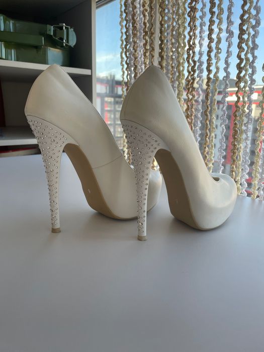 Білі шкіряні туфлі на високих підборах 36 розмір весільні/випускні