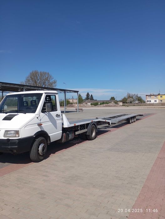 Pomoc drogowa. Transport busem z przyczepą.