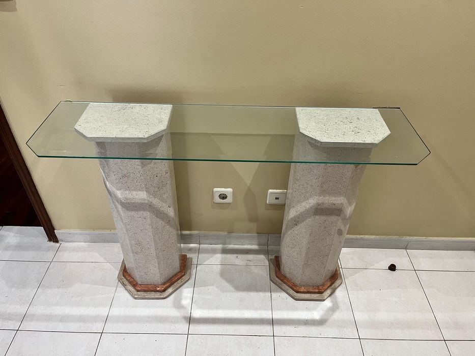 Móvel com pilares de mármore