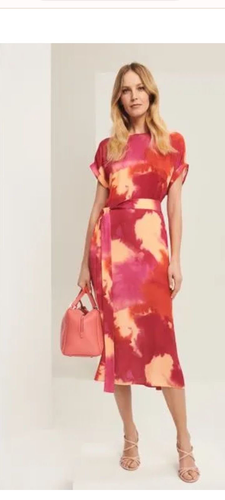 Sukienka Deni Cler w kolorowy print z wiązaniem w talii