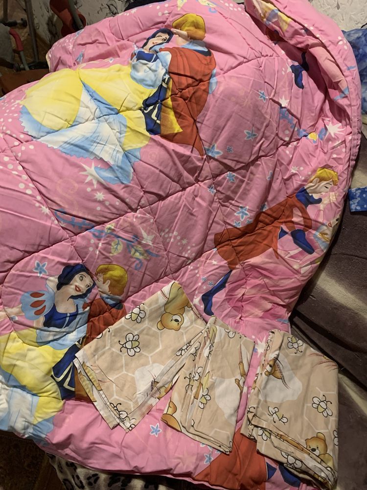 Продам одеяло в детскую кроватку