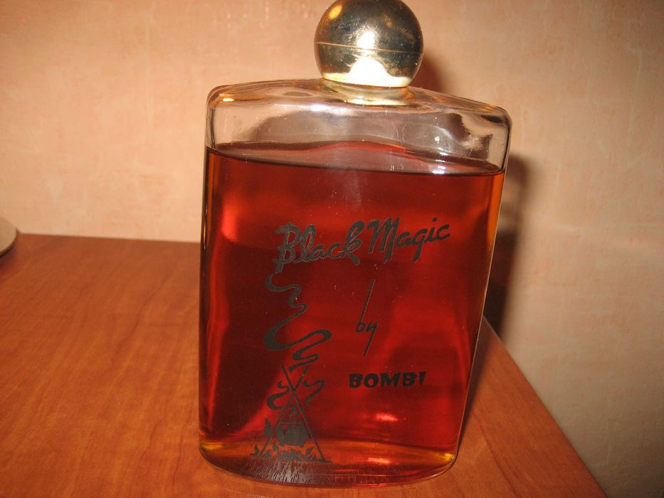 Продам туалетную воду "Черная магия" MAGIE NOIRE BOMBI, емкость  200мл