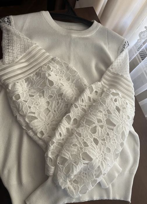 жіноча кофтина з пишним рукавом