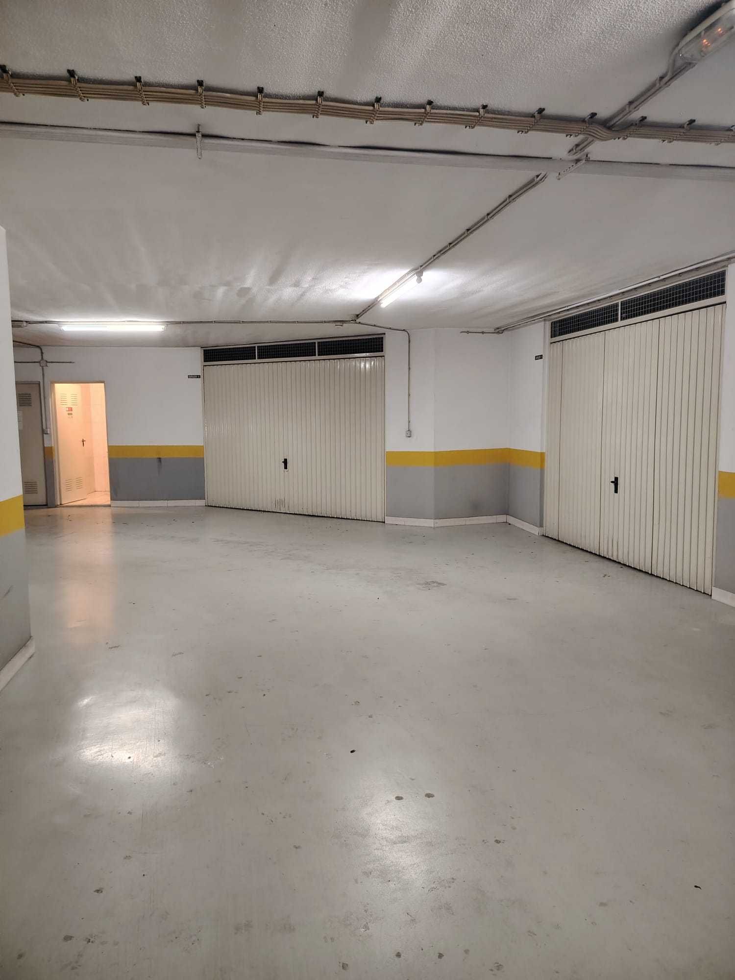 Garagem para 2 carros com luz e água interiores + Wc