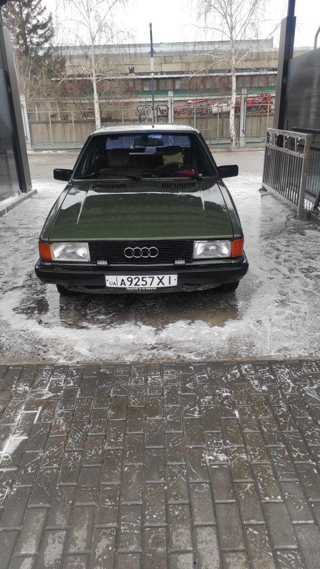 Срочно продам Audi 80b2 1980г на газу