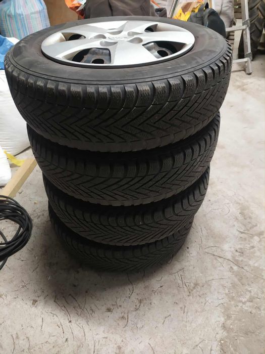 Sprzedam koła wraz z oponami zimowymi i kołpakami rozm 195/65 R 15