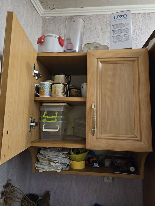 Шкаф і тумбочка в прихожу