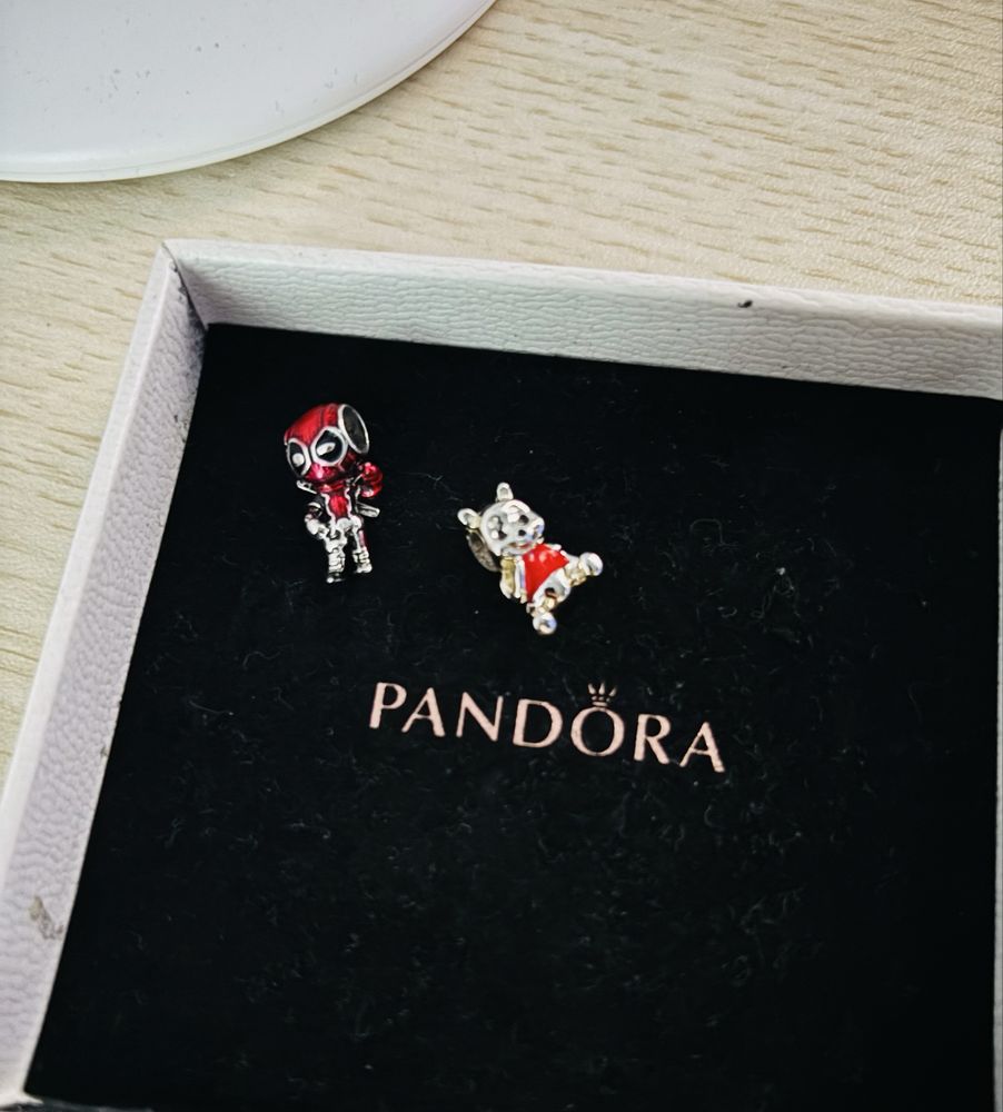 Vendo pulseira pandora original nova com dois pingentes