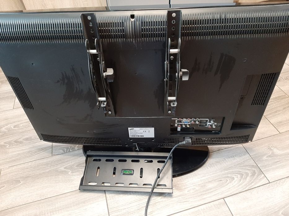 TV samsung 32 LCD+pilot +uchwyt do ściany