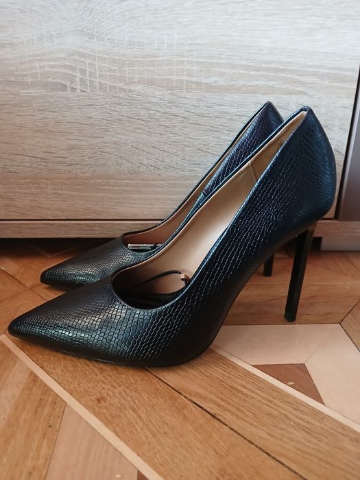 Продам новые кожаные женские туфли Zara