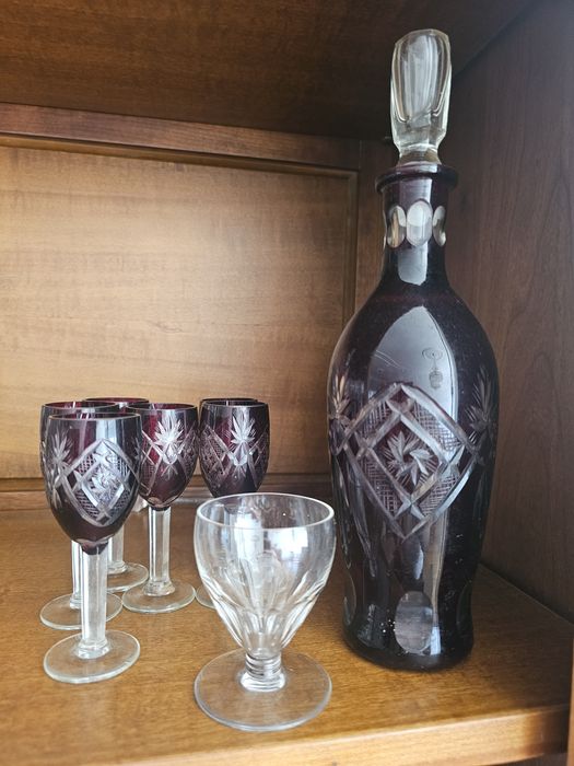 Conjunto de garrafa e copos com oferta de cálice de licor Baccarat