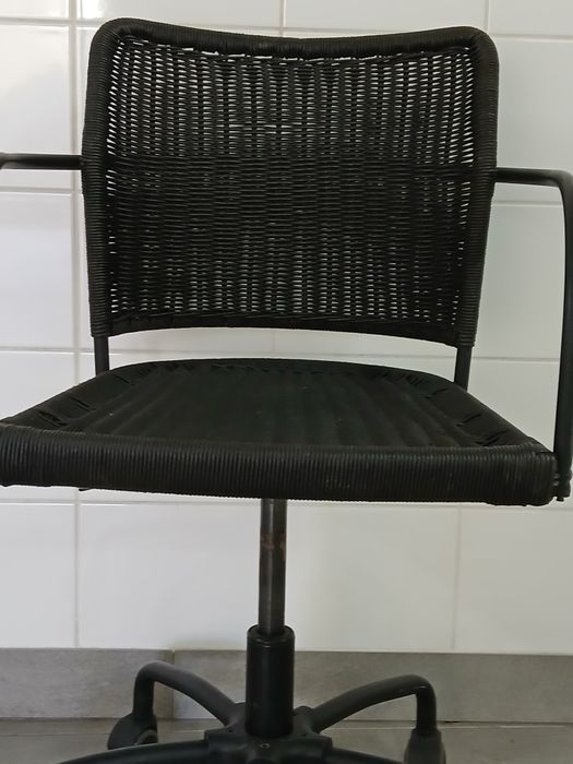 Cadeira giratória preta IKEA