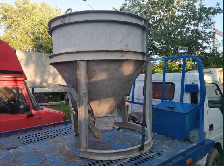 Аренда бадьи для бетона, бункер / туфелька для подачи бетона.