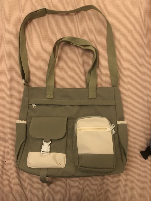 Mala verde com detalhes brancos