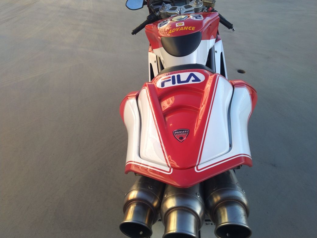 Ducati numerada réplica fila... Aprilia rsv 1000
