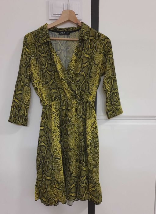 Super sukienka, kopertowy dekolt, żółto-czarna, print skóra węża, S