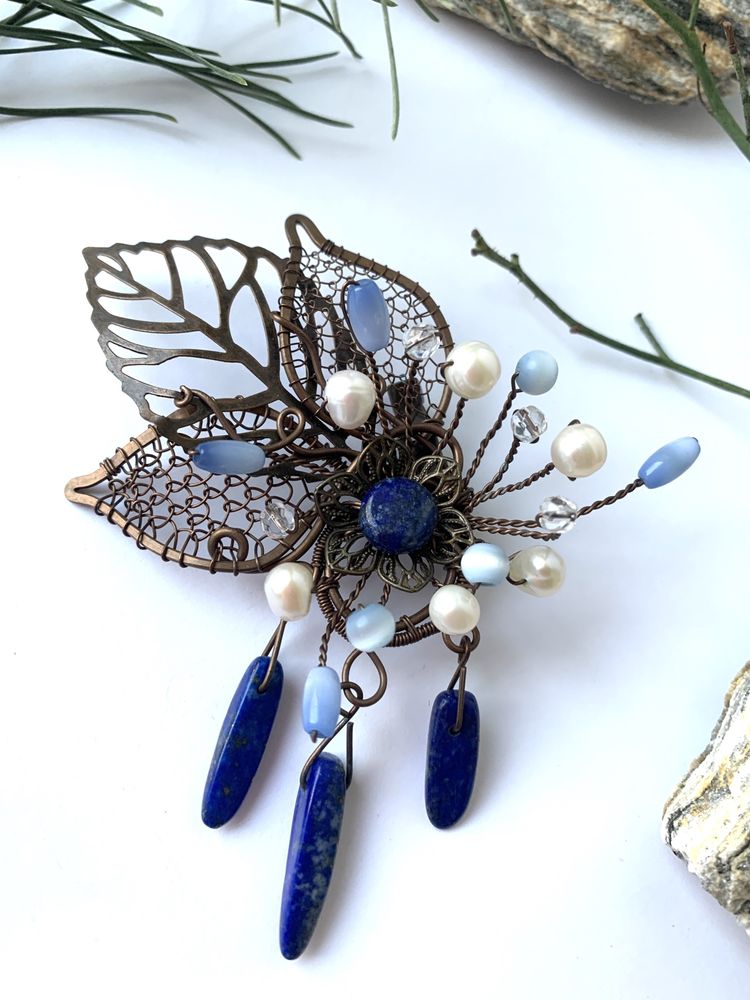 Miedziana broszka z perłami i lapis lazuli