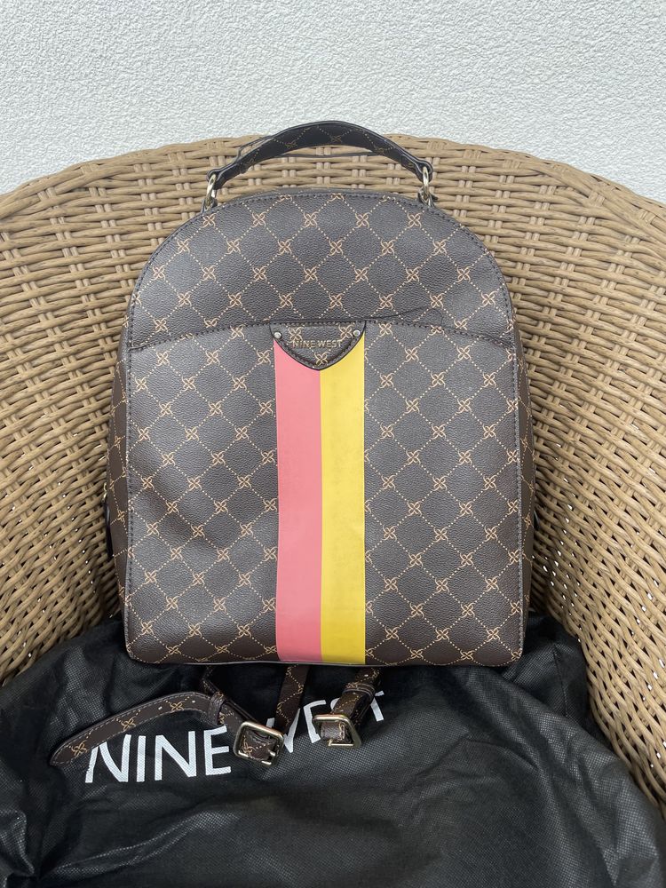 Nine West plecak monogram mieści A4 przegroda na laptopa