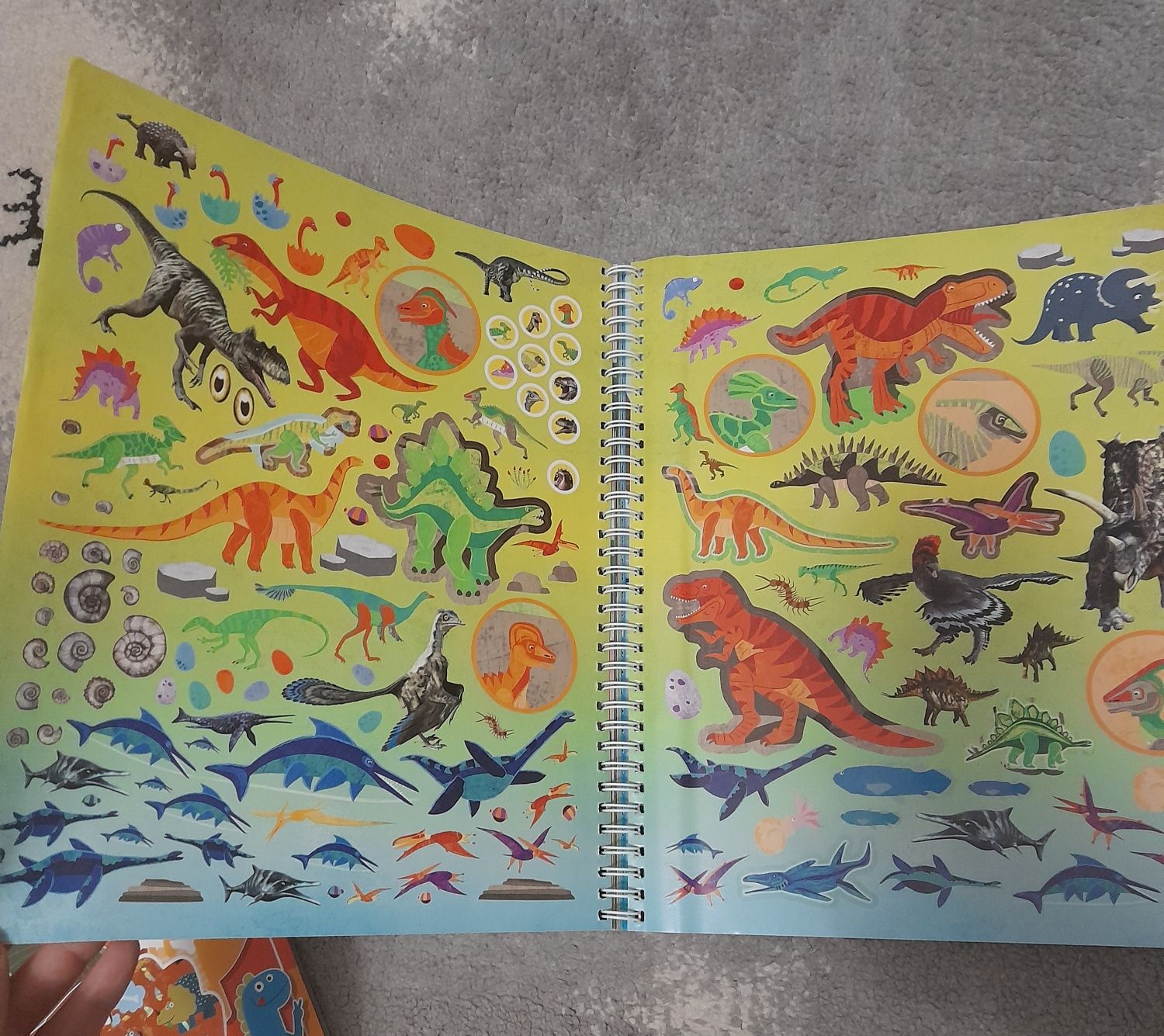 Książka Dinozaury plus książeczka z naklejkami