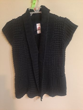 Sweterek bez rękawów rozmiar 146