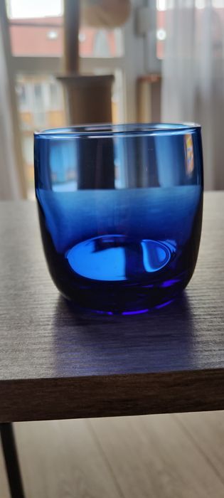 Piękna kobaltowa szklanka